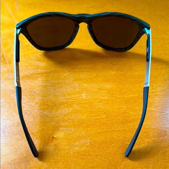 Oakley Frogskins Prizm Polarized Black/Grey Woodgrain Design Sunglasses - Picture 5 of 12